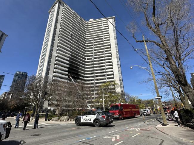 多伦多Wellesley和Parliament街发生火灾，消防员在现场