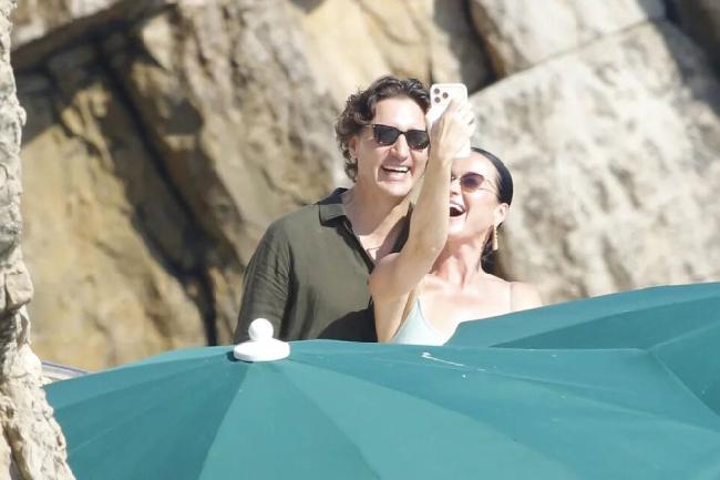 Katy Perry 和特鲁多在船上自拍及亲昵互动。