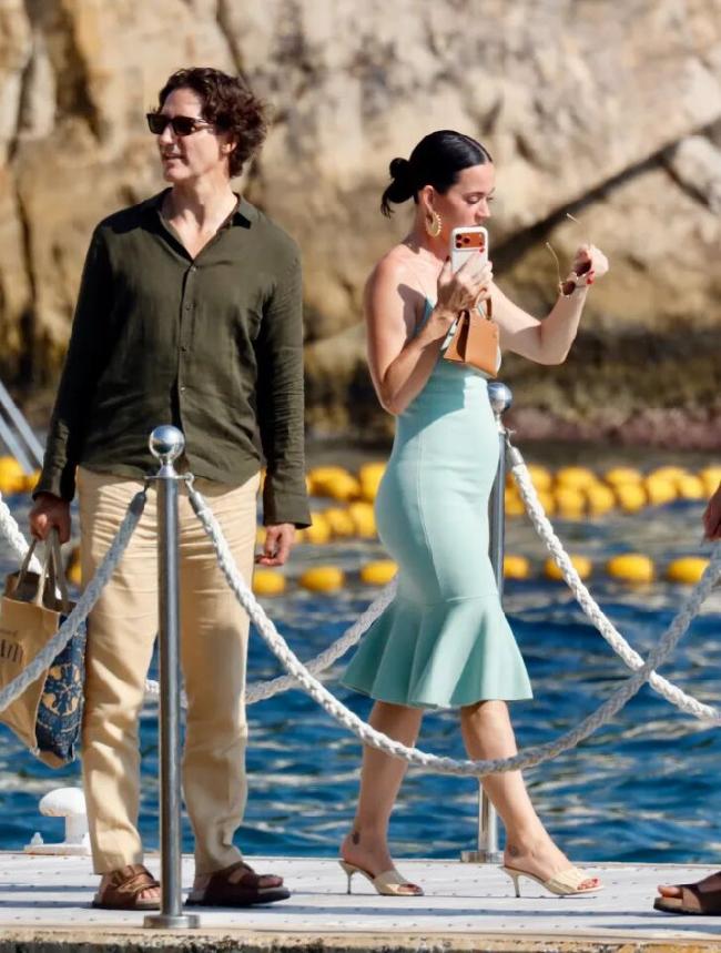 Katy Perry 和特鲁多在船上自拍及亲昵互动。