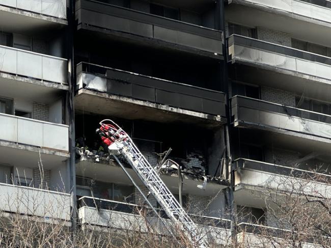 多伦多Wellesley和Parliament街发生火灾，消防员在现场