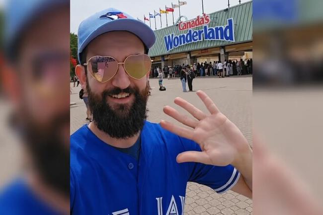 一名男子在 Canada's Wonderland 办公