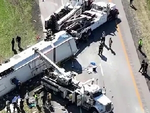 
                大瀑布华人旅游大巴翻车致5死  22岁中国女留学生难遇
            