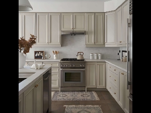 
                儿子说他只想做“真正的加拿大人”，厨房突然安静
            