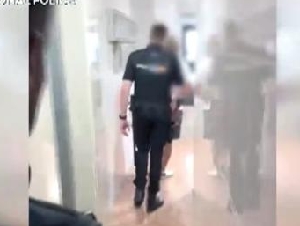 
                跨国蛇头集团被端！专办“偷渡加拿大”，机场换身份，每人$4400！
            