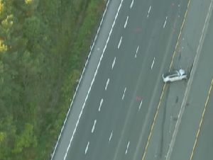 
                401高速公路东行车道接连发生两起车祸，部分路段封闭
            