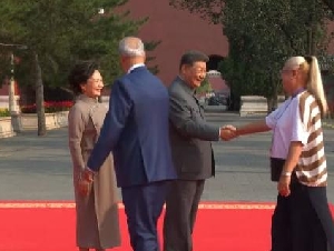 彭丽媛说英语迎来宾