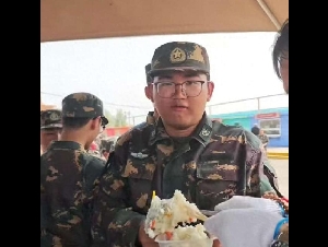 塔里木大学军训真硬核:新生分批穿越12公里沙漠