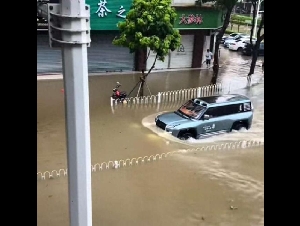 开着豪车来回显摆台风天造浪,珠海U8车主身份曝光