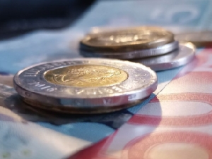 
                加拿大人今年10月将从政府获得哪些福利资金？
            