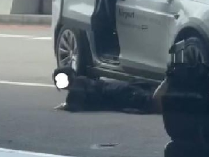 特斯拉遭警轰8枪 女乘客瘫软爬行逃生 画面曝光
