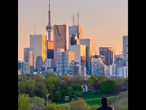 
                地税狂涨下的多伦多：财政、民生与未来之路
            
