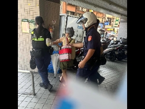 台湾地铁穿裙男踹野蛮阿婆被叫好 阿婆竟是通缉犯