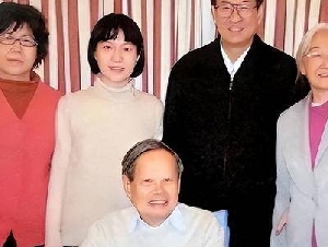 原来翁帆母亲是她，出身高知，丈夫身份也不一般