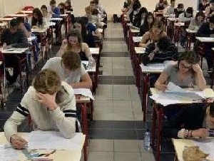 离谱! 澳洲高考突曝“大翻车”8所学校学错知识点