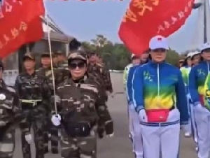 
                中国人首尔步操影片传掀争议 韩媒：健行活动
            