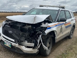 
                离谱! 加拿大一名17岁青少年极度猖狂: 多次劫车, 撞烂3辆警车
            