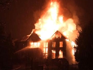 
                旺市价值约400万元豪宅凌晨起火，整栋被烧毁
            