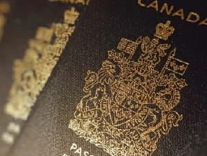 
                加拿大新公民法正式生效：海外出生、领养子女可继承公民身份
            