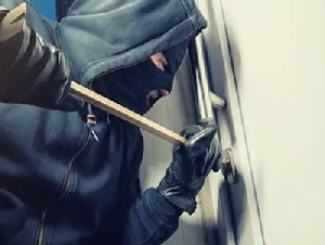 
                节假日出行期间，如何预防入室盗窃！
            