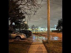 
                网友求助：地上结冰在人行道上走滑倒手臂骨折，房主赔偿吗？
            