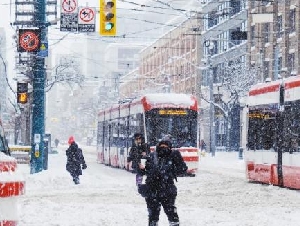 
                多伦多上班族注意！周一一大早又下雪，路况可能变差！
            