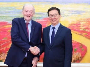 
                中国国家副主席韩正会见加拿大前总理克雷蒂安
            