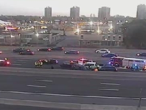 
                突发！401高速东西向同时多起事故，多伦多早高峰大堵车
            