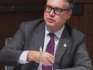 
                风向变了！加拿大严查学签：800份问题签证无人查，或遭5年禁入境
            