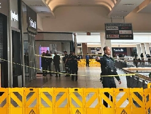 
                更新！Fairview Mall保安中枪，警方发布嫌犯照片
            