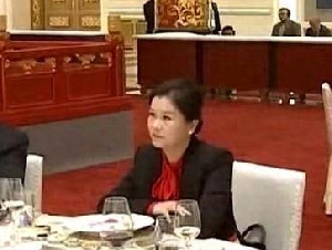 照片刷屏：坐在马斯克和库克中间的中国女人是谁