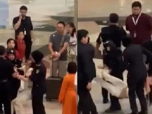 
                中国女子大闹机场：没钱买回程机票 硬闯遭架走
            