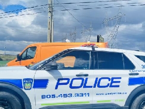 
                男子突然拔枪向警员开火！密西沙加警员执勤遭枪击，疑犯被捕送医
            