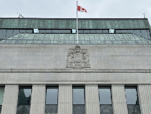 
                加拿大新债超四成被杠杆对冲基金买走！央行警告借贷风险加剧
            