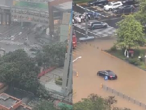 深圳发布红色暴雨警告 宣布停课 多航班延误