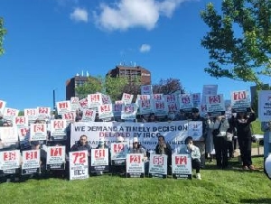 
                多伦多华人抗议加拿大移民部无限期安调：浪费纳税人钱财
            