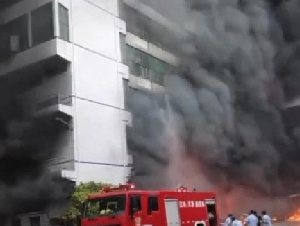 福建鞋都厂房大火已28死 楼梯间堆满杂物阻碍救援