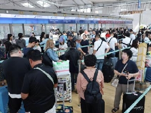 
                中国旅客挤爆仁川机场 插队暴冲撞员工 韩网愤怒
            