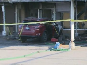 
                士嘉堡Kennedy商业楼疑遭纵火入室盗窃，10 人无家可归
            