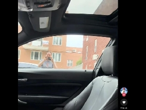 
                纽约华裔一家门口成TikTok"打卡点" 拍他"发飙"
            