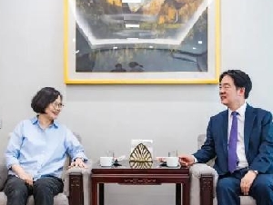 蔡英文高调辅选，民进党内再现“两个太阳”