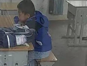 男孩开学报到 整个一年级只有他一个人