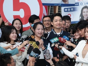 女孩帮抽签遭“青鸟”网暴，蒋万安致电安慰